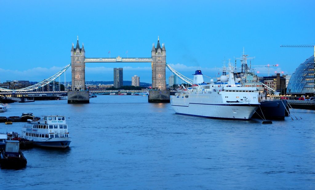 Die Berlin fährt über die Themse nach London rein und liegt ca. 200m von der Tower Bridge!