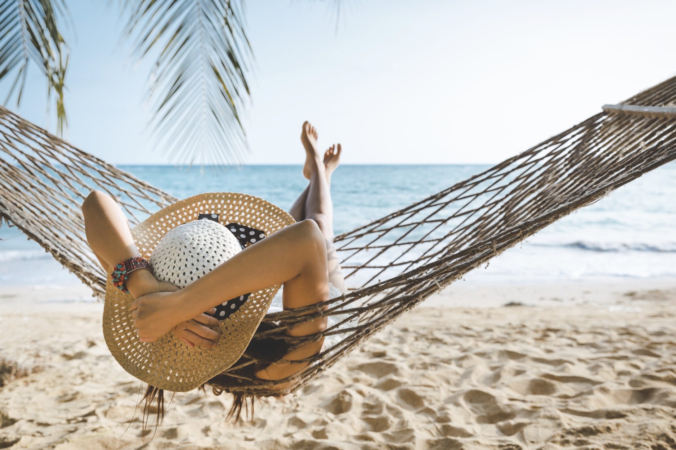 Frau in Hängematte am Strand