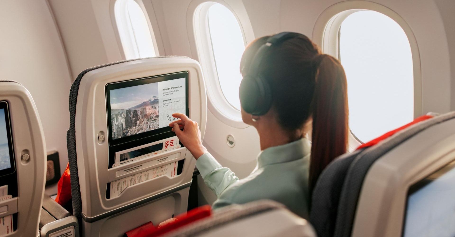 Austrian Airlines Frau bedient Bordcomputer
