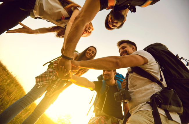 Gruppe wandern händer zusammen glücklich