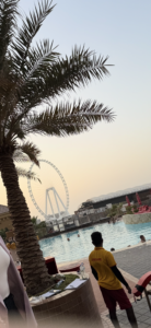 Amwaj Rotana Jumeirah Beach Dubai Pool mit Blick auf Ain Dubai