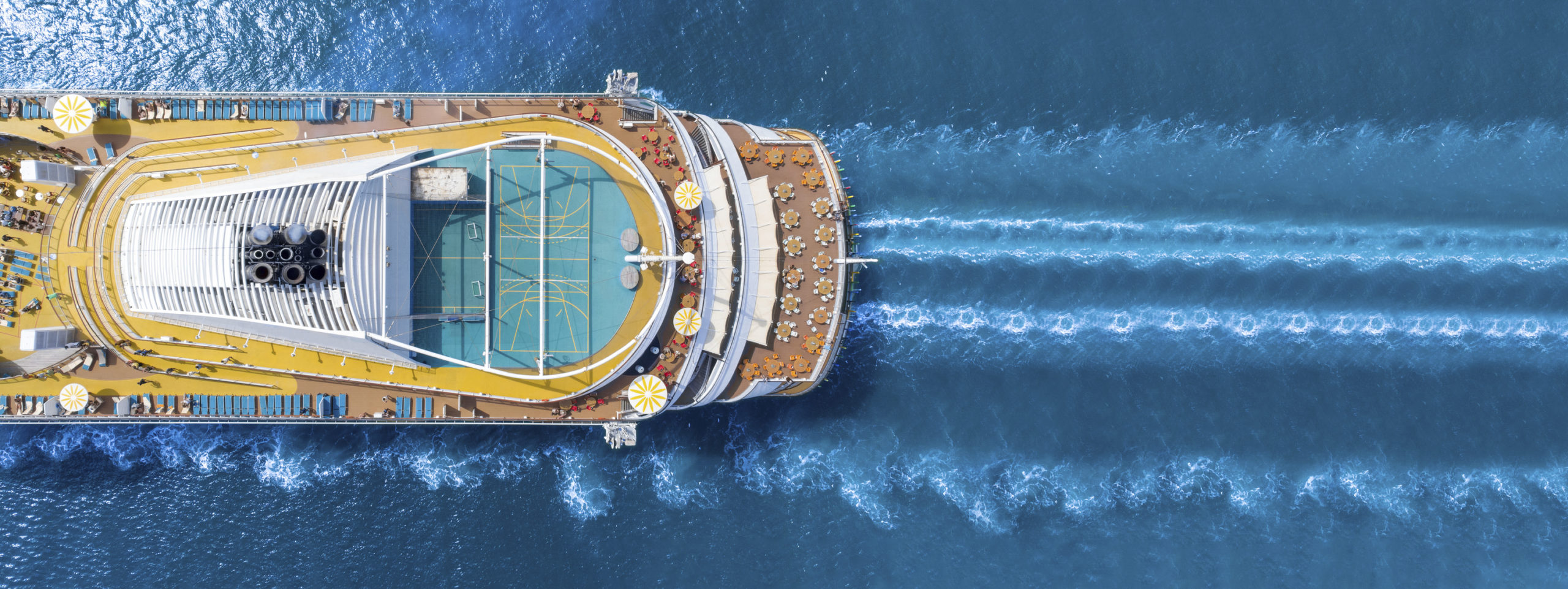 Kreuzfahrtschiff Pool AdobeStock 311891737