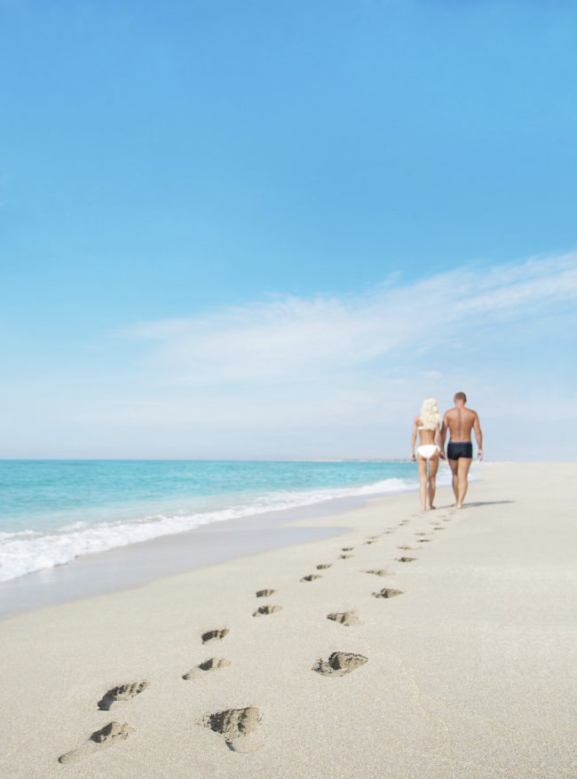 Paar spaziergang am Strand