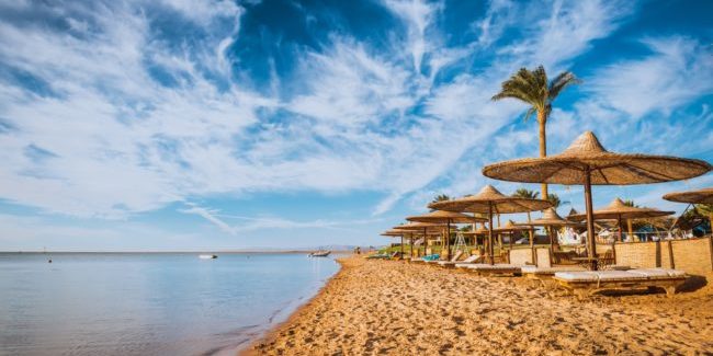 Strand mit Sonnenschirmen in Ägypten