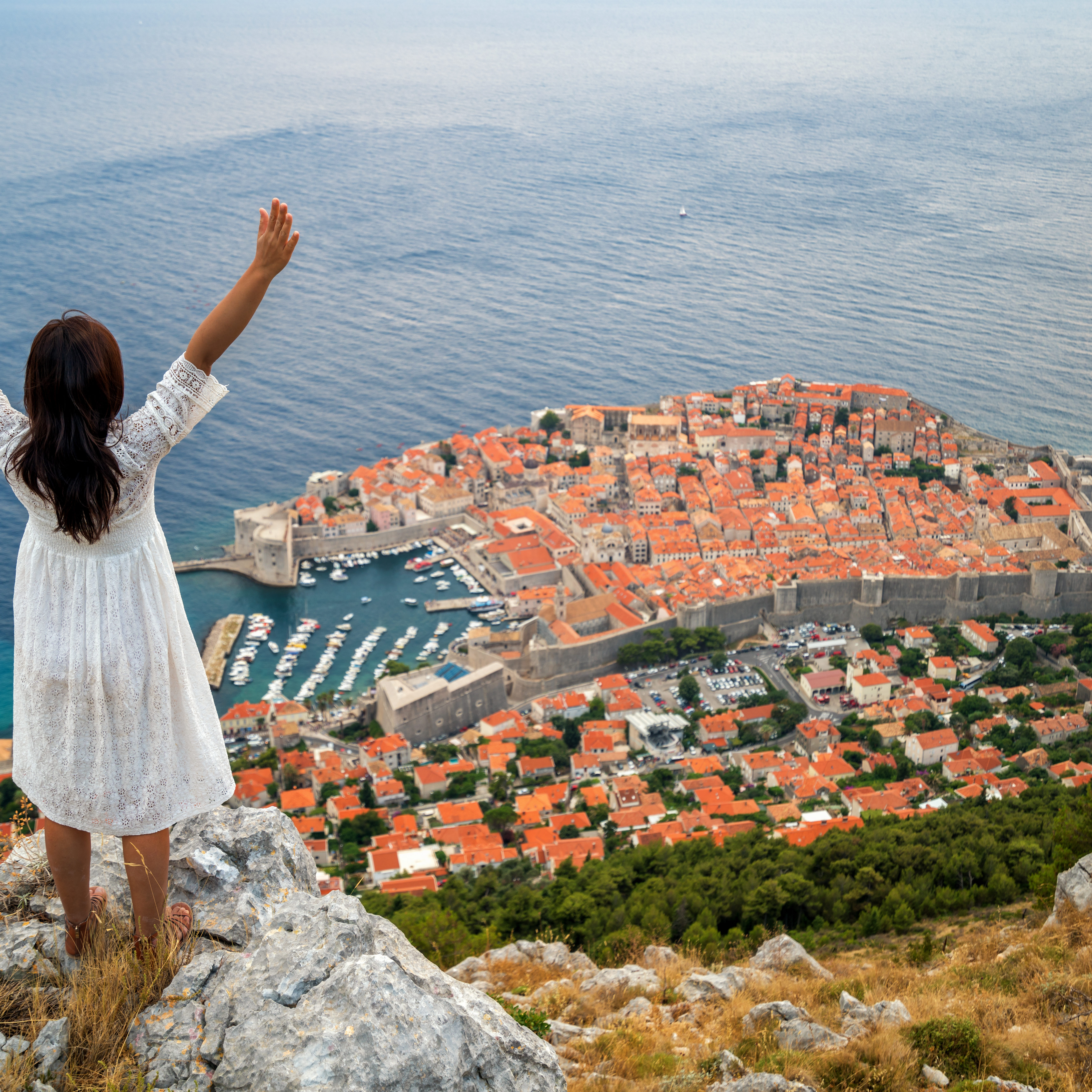 Frau mit Blick auf Dubrovnik in Kroatien