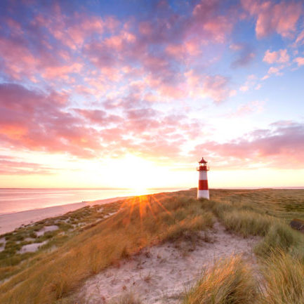 Insel Sylt mit Leuchturm bei Sonnenuntergang