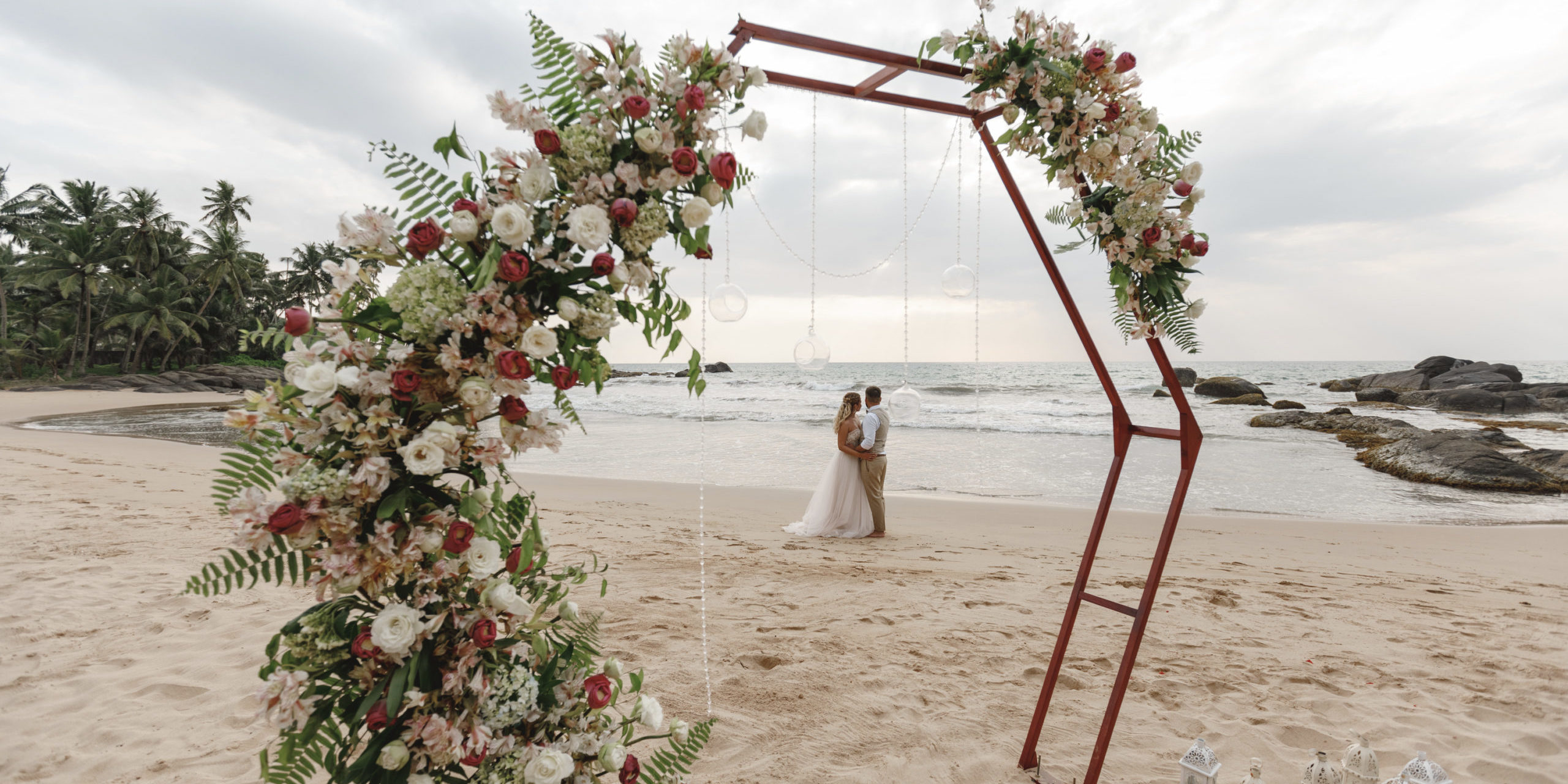 Brautpaar direkt am Strand