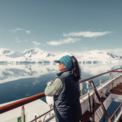 Kreuzfahrt Arktis Frau Tourist AdobeStock 581875385