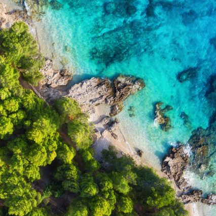 Küste in Kroatien aus der Vogelperspektive