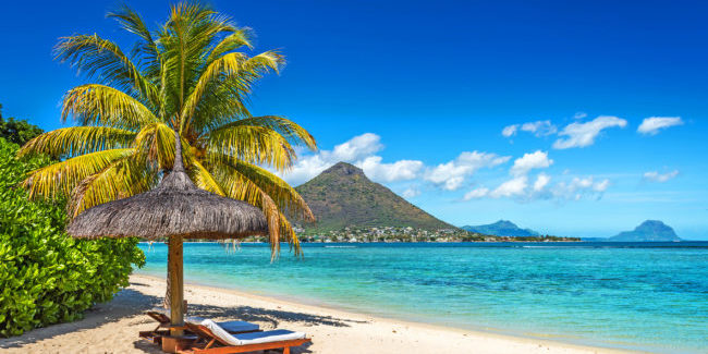 Mauritius Strand mit Liegestuhl und PAlme
