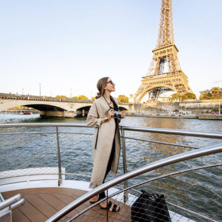Paris Eiffelturm Seine Frau Tourist AdobeStock 227491189