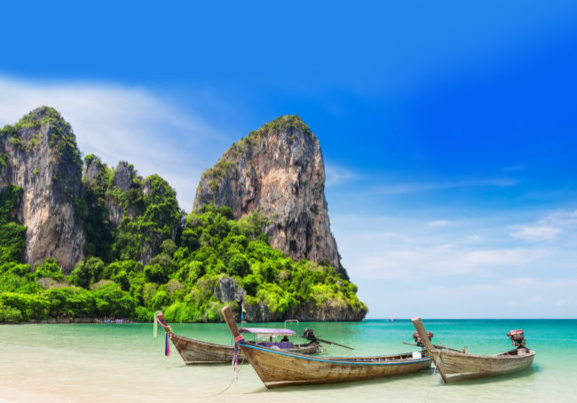 Boote am Strand in Thailand