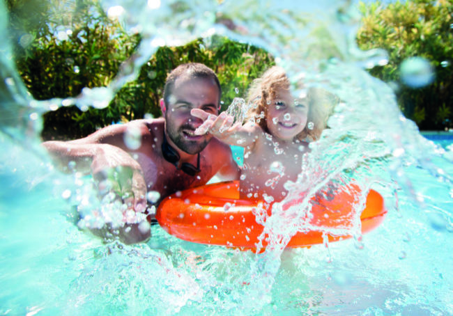 Vater mit Kind im Wasser