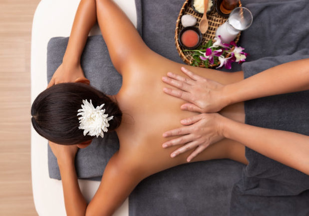 Wellness Massage JUnge Frau