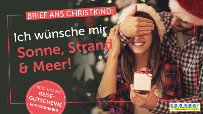 Gutscheine zu Weihnachten schenken - Pärchen vor dem Chritsbaum mit geschenk