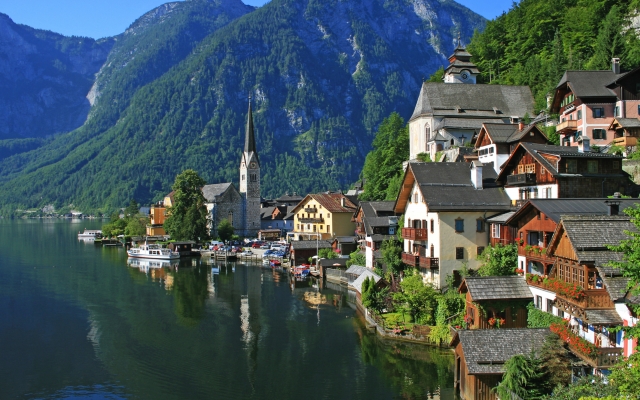 Hallstatt am Westufer des Hallstätter Sees im österreichischen Salzkammergut