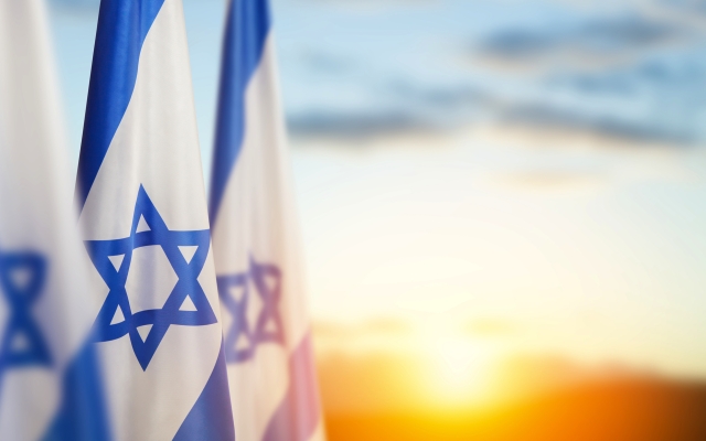 Israelische Flaggen mit einem Davidstern über bewölktem Himmelshintergrund bei Sonnenuntergang. Banner mit Platz für Text.,