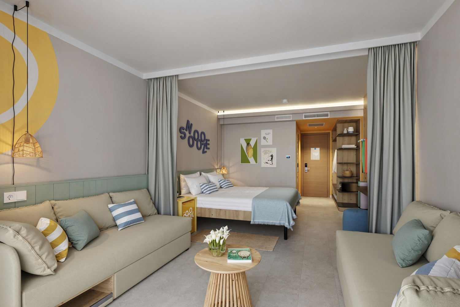 Modernes Hotelzimmer mit zwei Sofas, Doppelbett und Dekorationen.